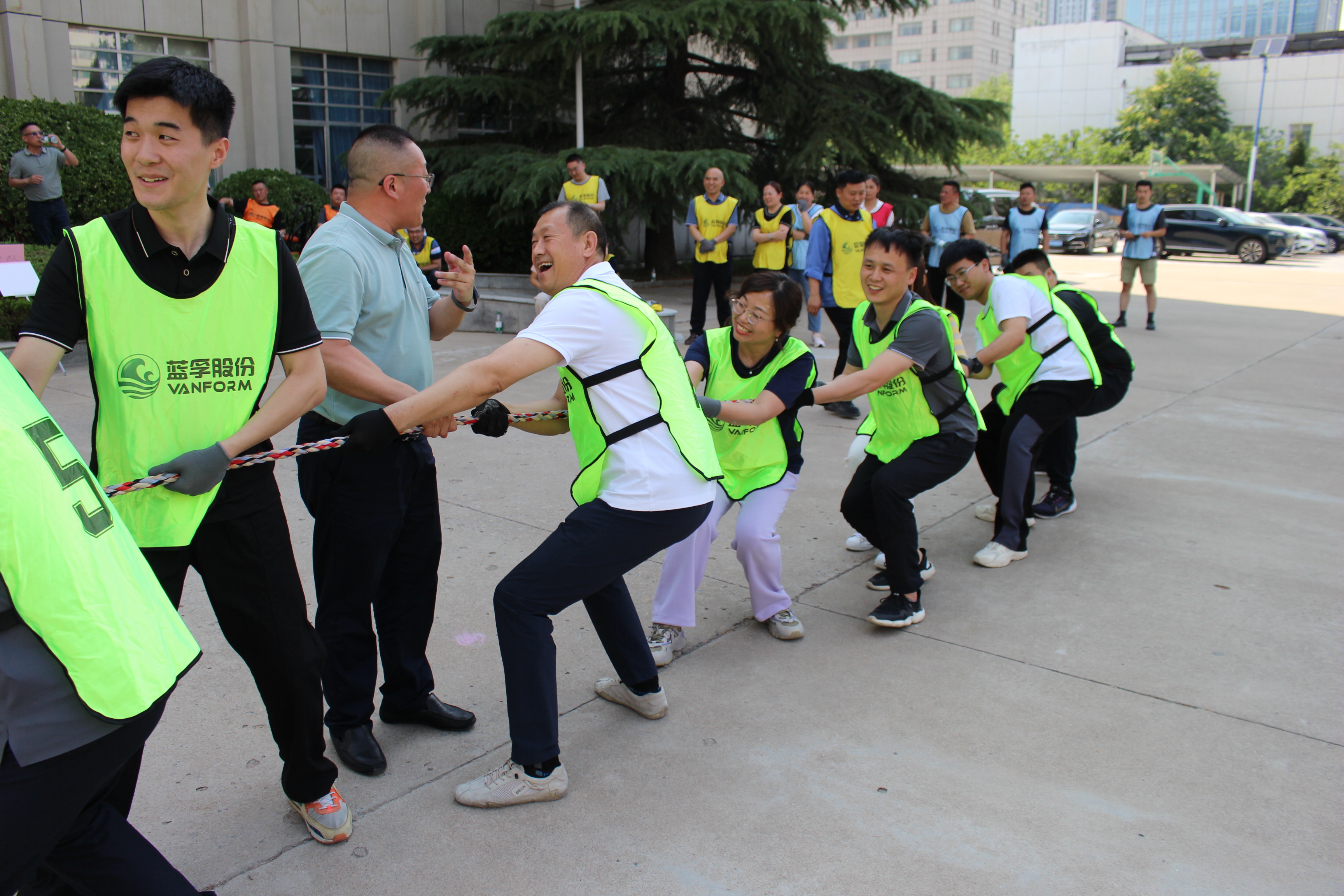 B体育课程-绿城队在比赛中展现出强大的团队合作精神