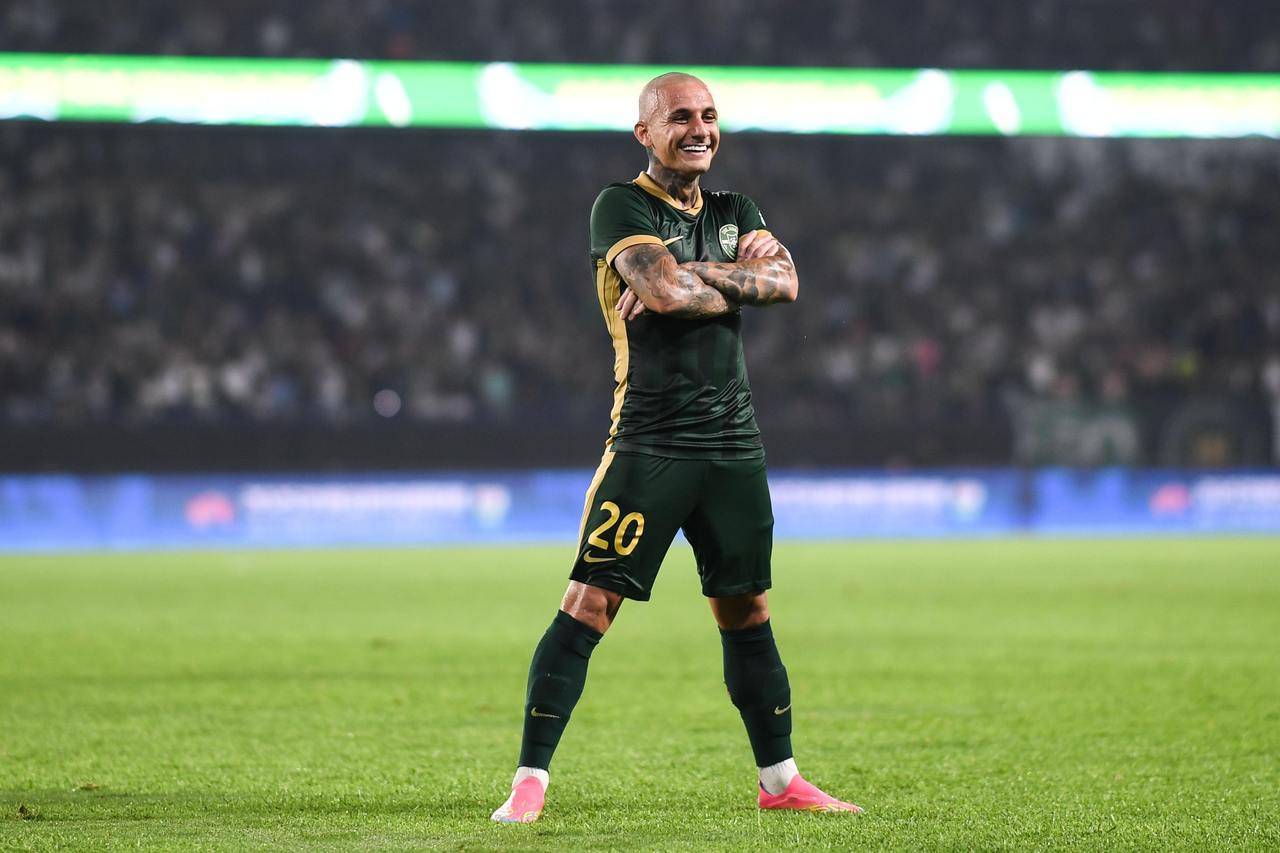 绿城队在比赛中展现出强大的团队合作精神 绿城队在比赛中展现出强大的团队合作精神