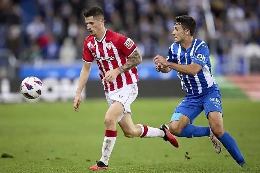 B体育网站入口-战术的较量：两位教练在场边互相博弈