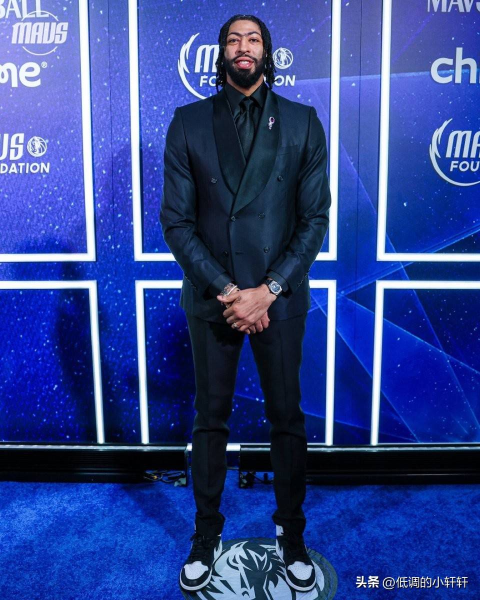 NBA球员代表球队参加慈善活动 NBA球员代表球队参加慈善活动