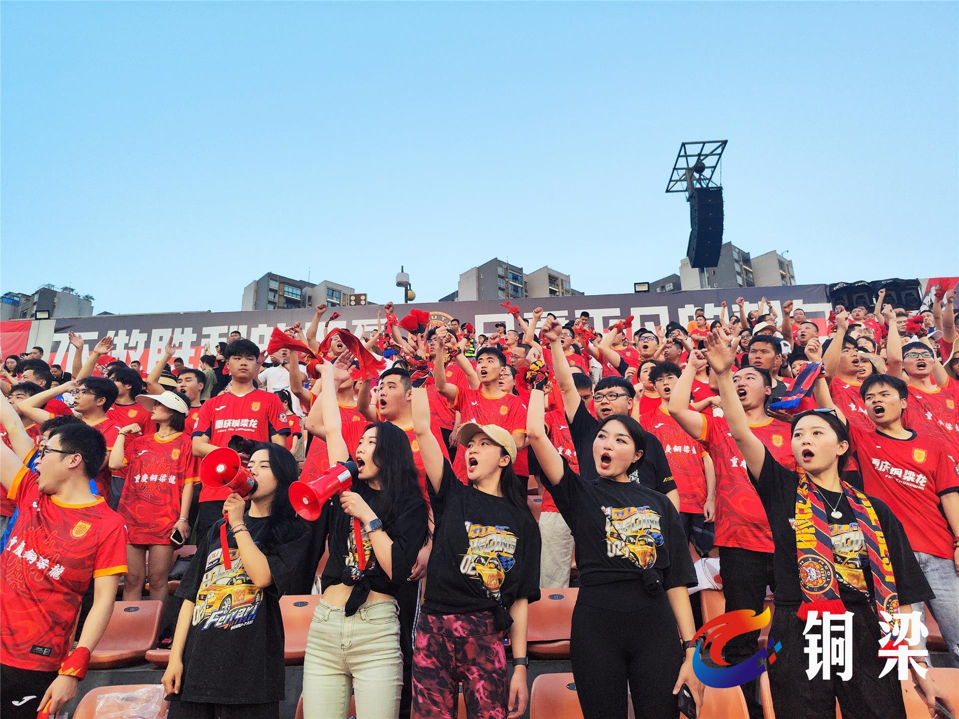 B体育直播-现场气氛热烈，球迷热情加油助威！