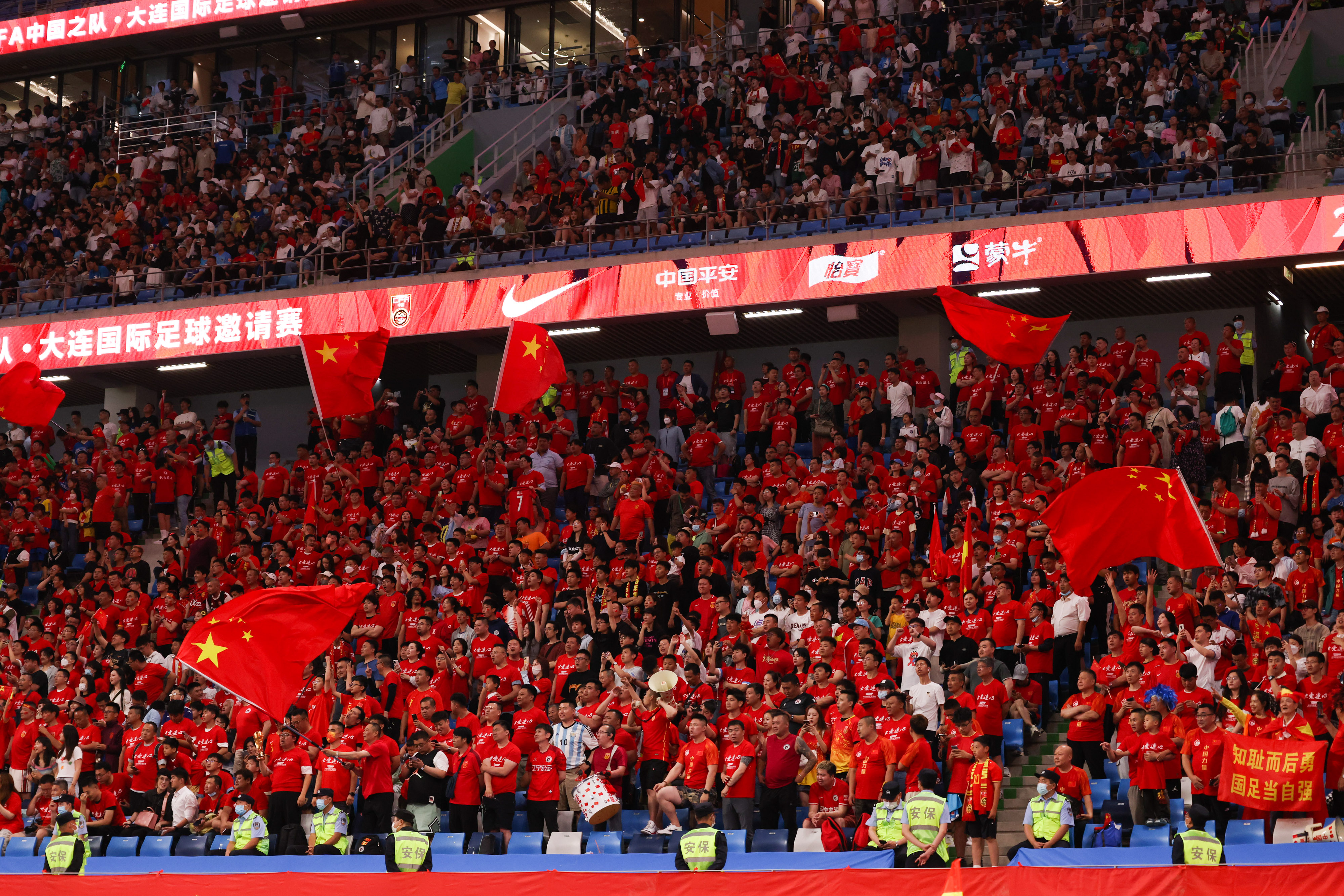 现场气氛热烈,球迷热情加油助威! 现场气氛热烈,球迷热情加油助威!