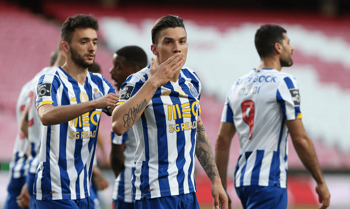 B体育网站入口-足球赛场精彩不断，球员们不畏艰难，奋力拼搏的简单介绍