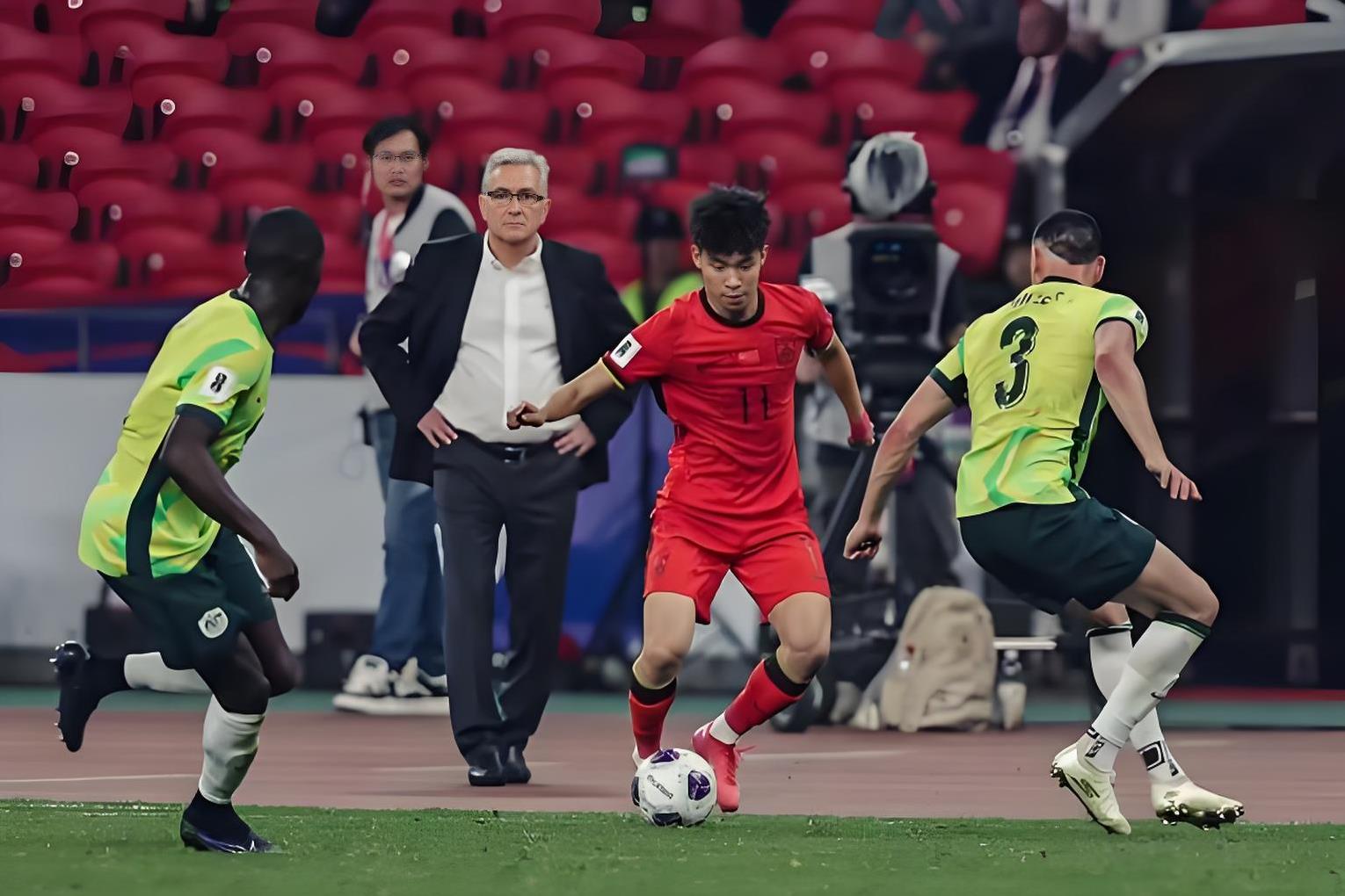 足球赛场精彩不断,球员们不畏艰难,奋力拼搏的简单介绍 足球赛场精彩不断,球员们不畏艰难,奋力拼搏的简单介绍