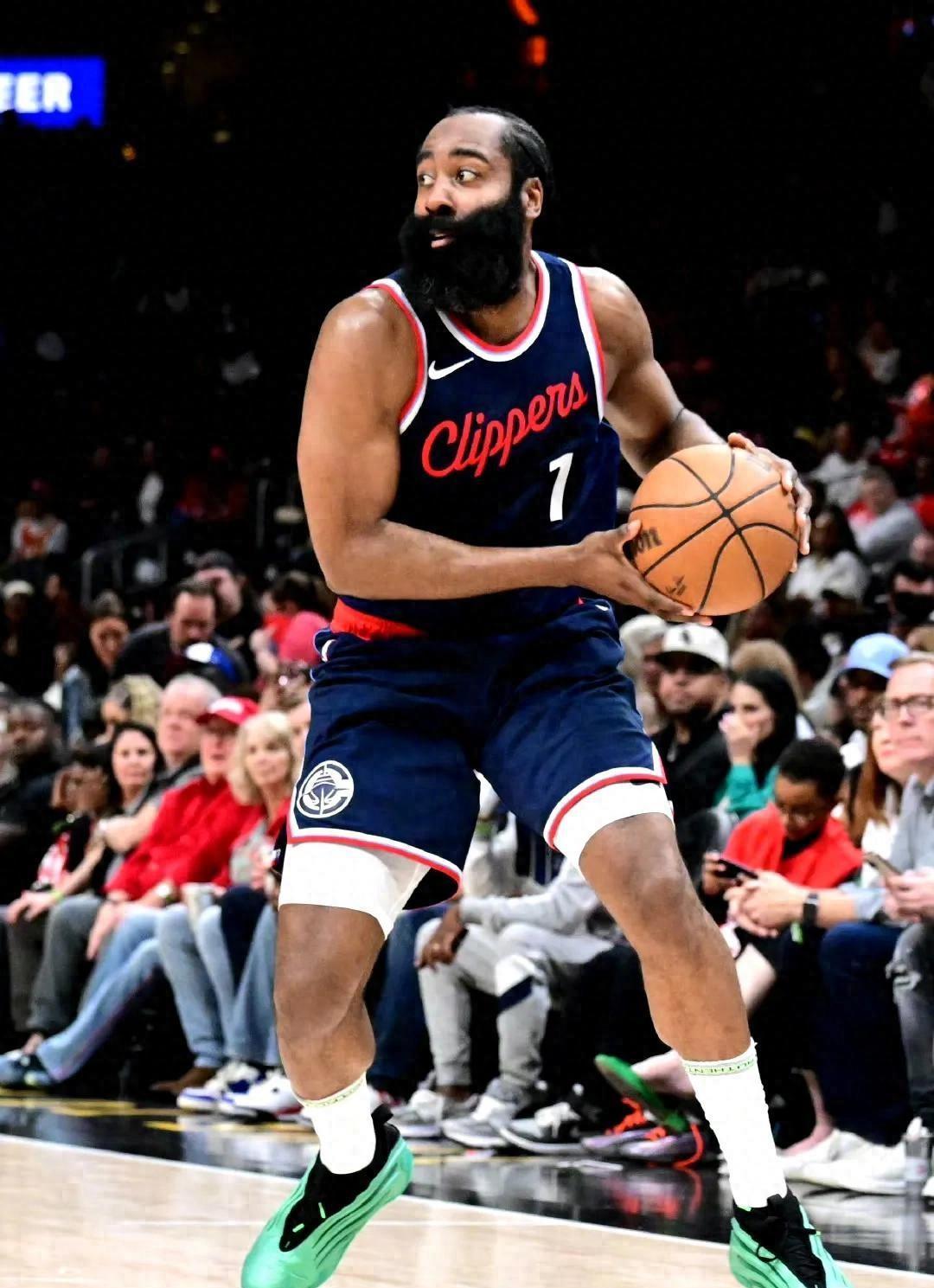 快船客场横扫老鹰,全队状态神勇 快船客场横扫老鹰,全队状态神勇