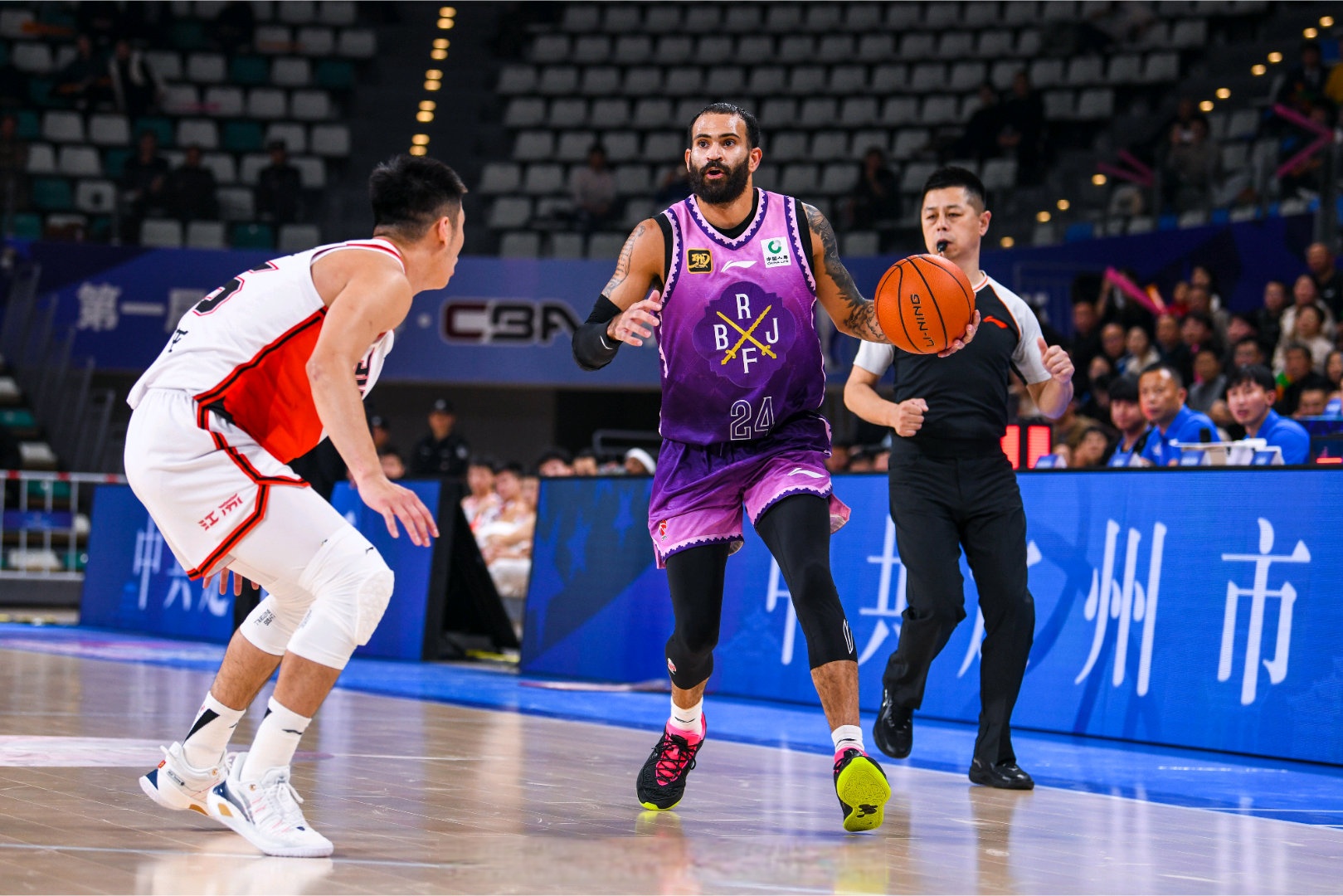 B体育官网入口-球队比赛过程中遭遇波折，困境重重