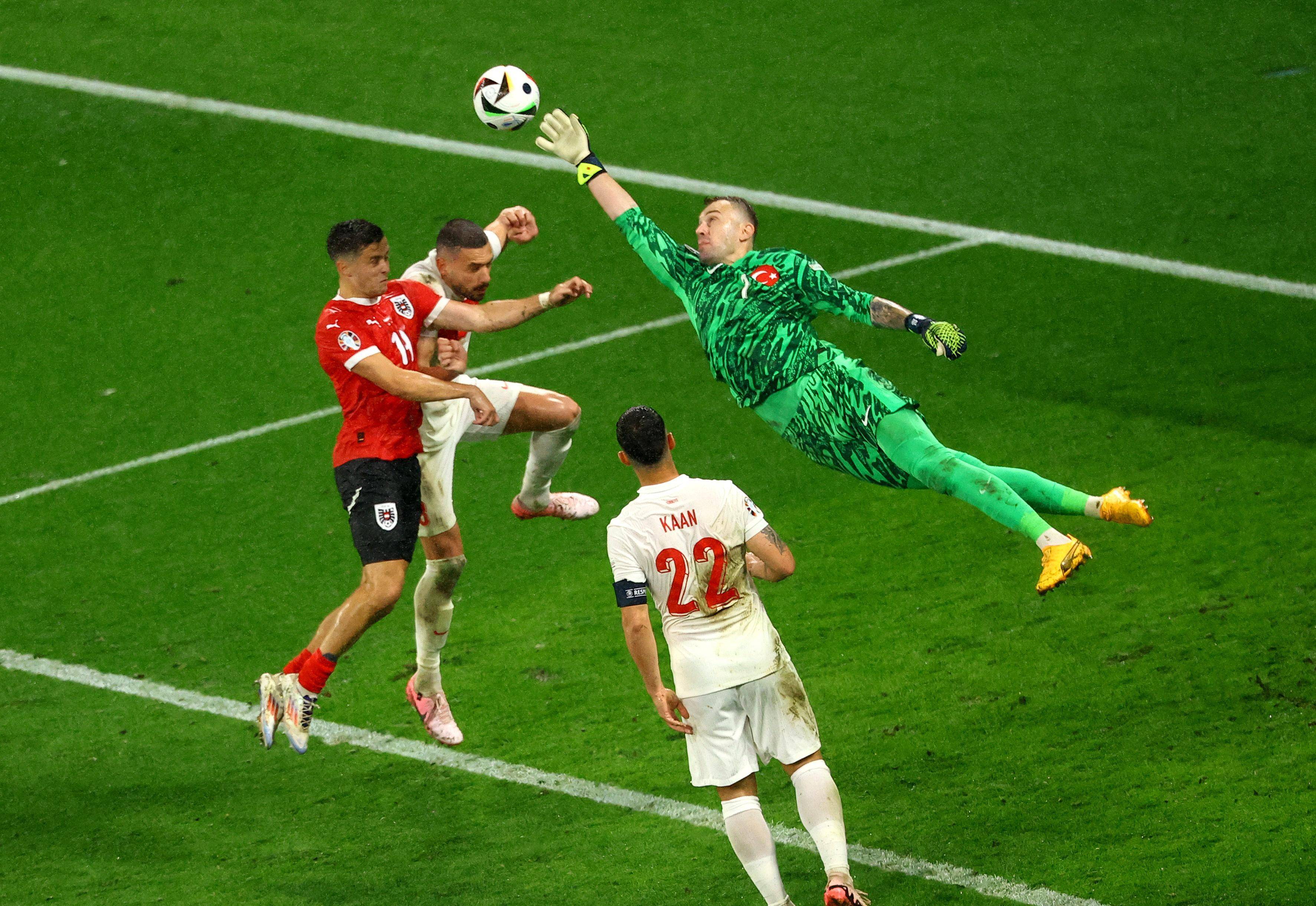 B体育亚洲官网-欧洲国家强者对抗，赛场激情迸发精彩多姿动人