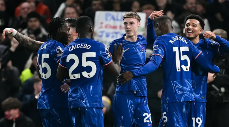 B体育娱乐-球场上的决战即将来临，球迷们为之疯狂欢呼的简单介绍