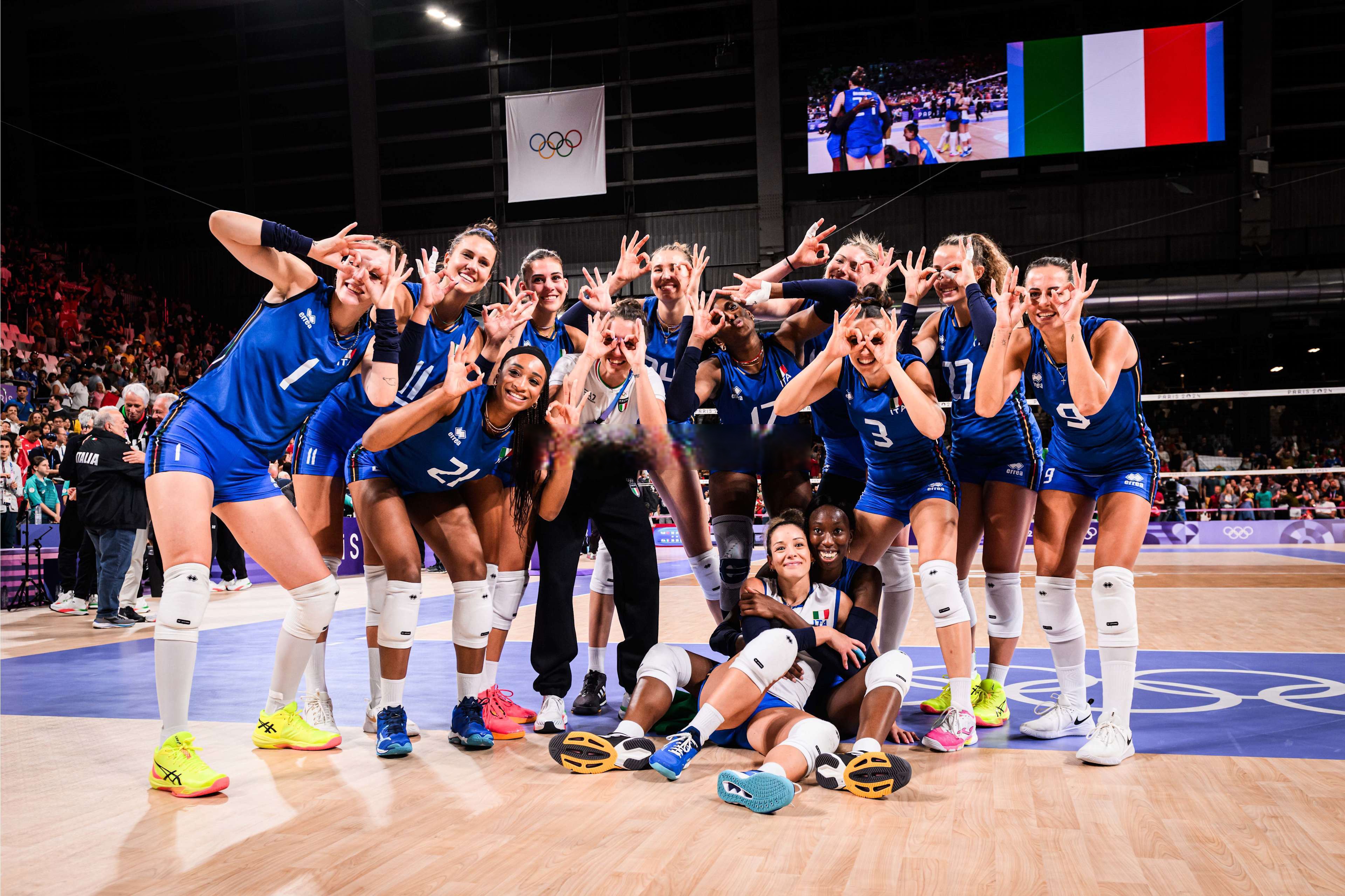 美国女排夺得半决赛席位,迎来挑战 美国女排夺得半决赛席位,迎来挑战