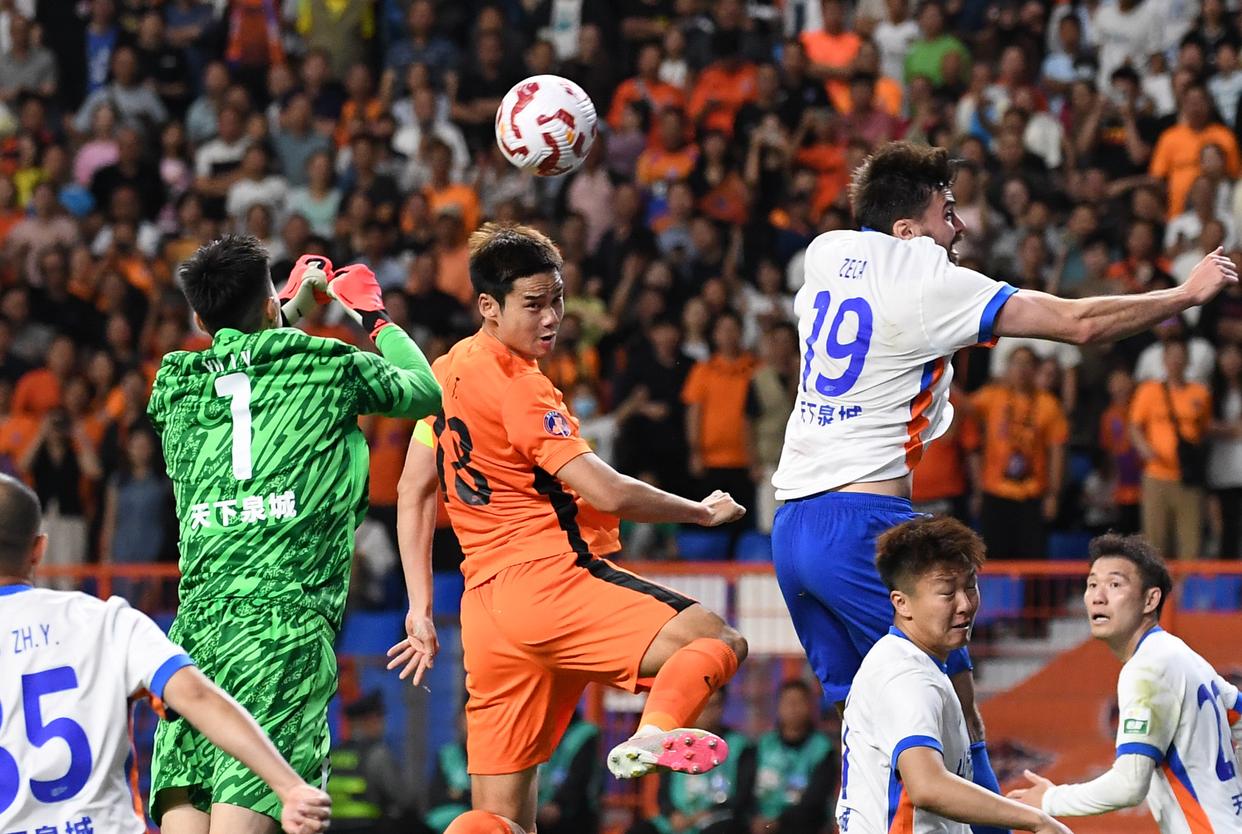 关于足球场上风起云涌,比赛现场壮观热闹的信息 关于足球场上风起云涌,比赛现场壮观热闹的信息