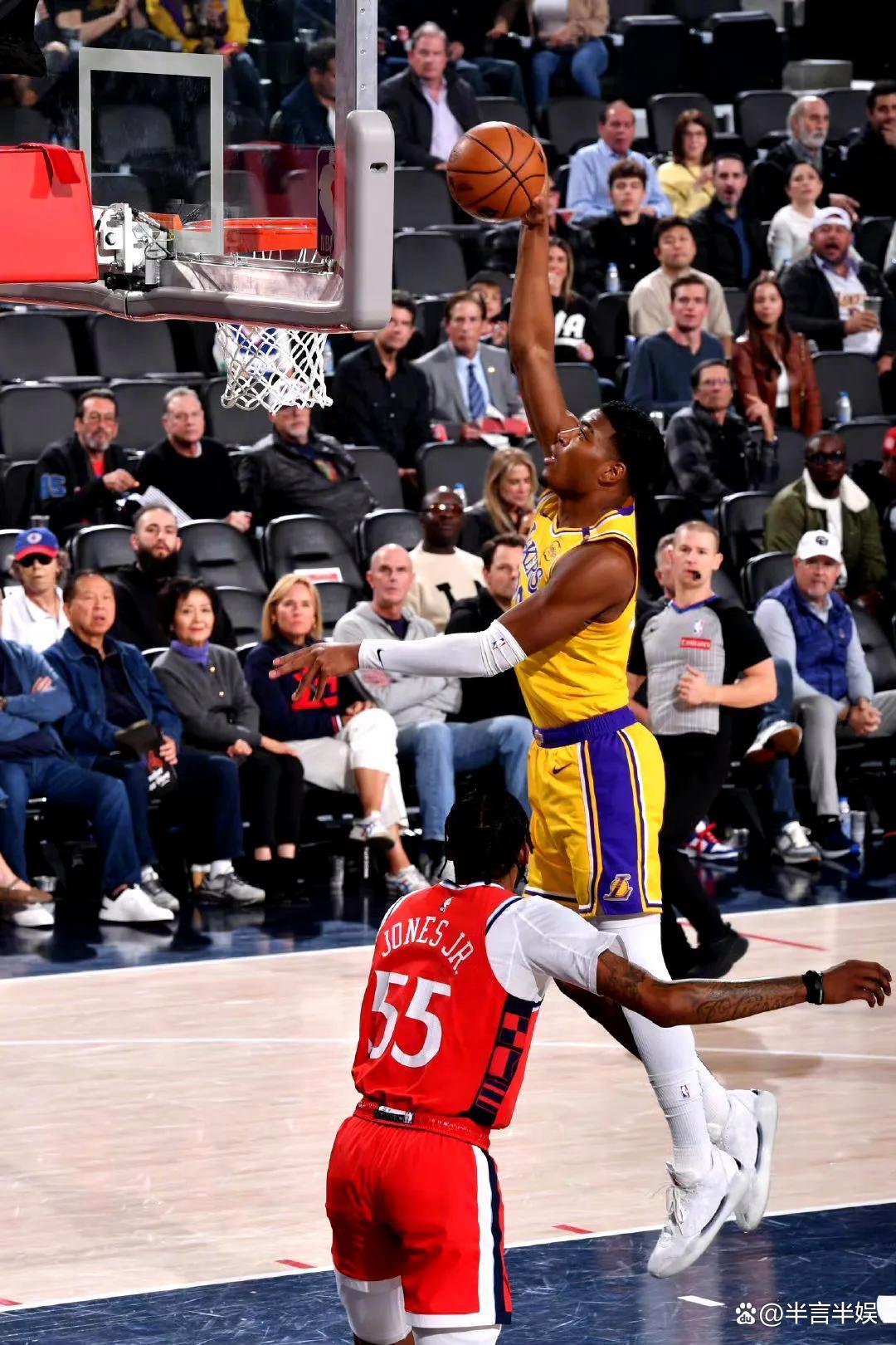 B体育教练-独行侠客场逆转篮网，豪取胜利