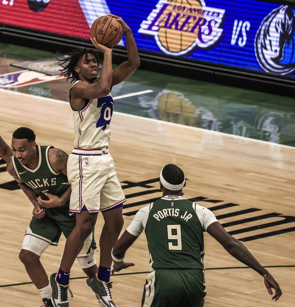 B体育官方入口-雄鹿遭遇惊险逆转，惜败76人