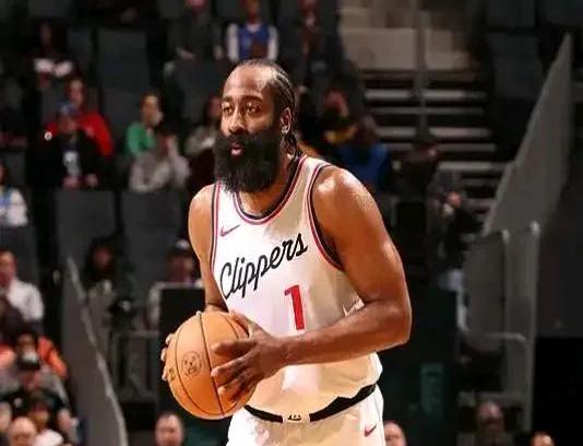 尼克斯队在加时赛中赢下黄蜂队，晋级领先