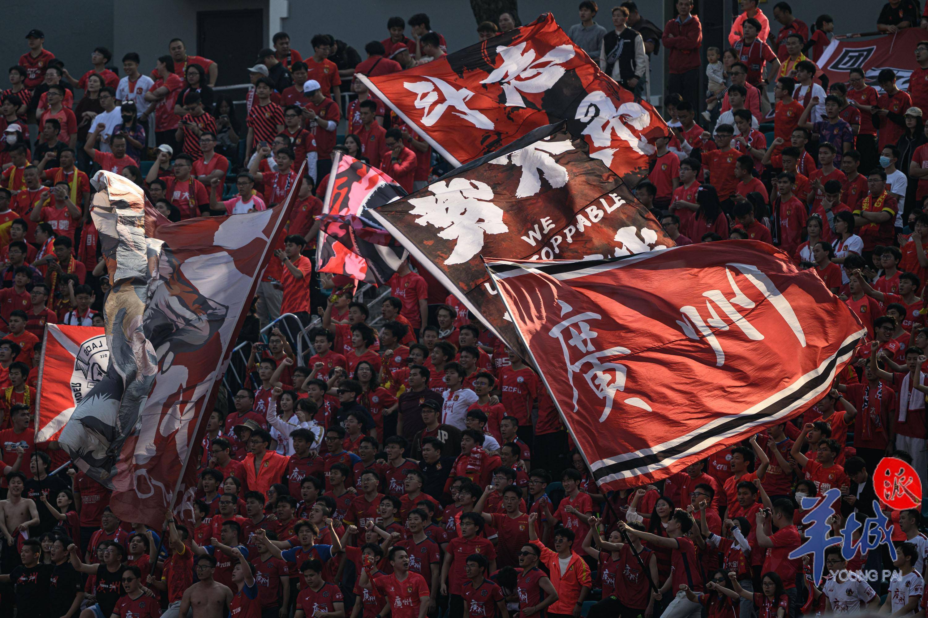 观众亲眼目睹球队间激烈的对抗和角逐